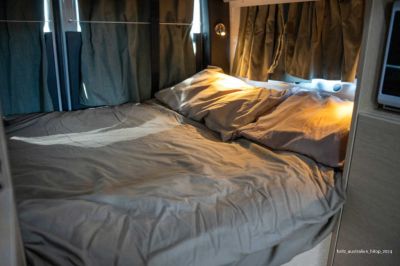 Gemütliches Bett im Britz Hitop Camper in Australien