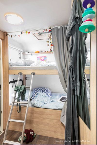 Doppelbett im Family Plus von McRent Schweiz