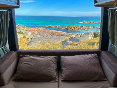 Schlafbereich mit view Camper Ultima Plus Elite von Maui Australien