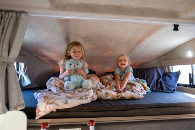Saison 24/25: Alkoven Bett im Euro Camper von Apollo Australien