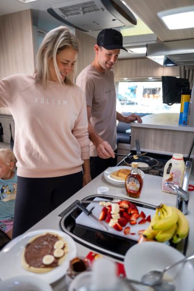 Saison 24/25: Küche im Euro Camper von Apollo Australien