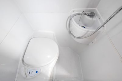 Saison 24/25: Das Bad mit Toilette des Euro Plus Camper von Apollo Autralien