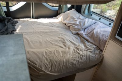 Saison 24/25: Bett im Camper Hitop von Apollo Australien 