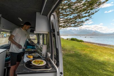 Blick in die Küche im Apollo Euro Tourer in Neuseeland