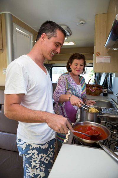 Camper Big Six von Mighty Neuseeland Kochen Küche Essen