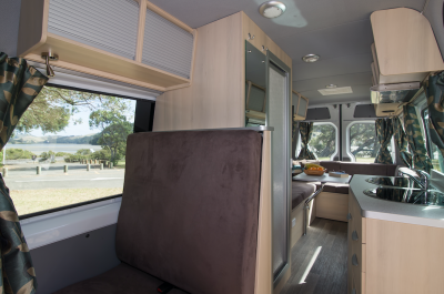 Innenansicht des Campervan Venturer von Britz Australien