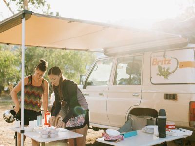 Kochen im Britz Safari 4WD Rooftop Camper Australien