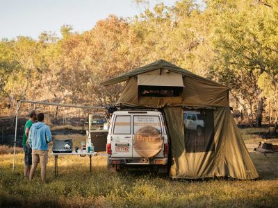 Kochen im Britz Safari 4WD Rooftop Camper Australien