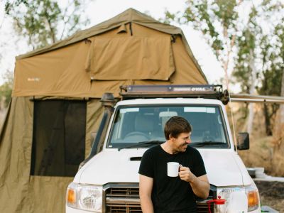 Kaffeepause am Britz Safari 4WD Rooftop Camper Australien