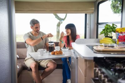 Sitzbereich im Camper Discovery von Britz Australien
