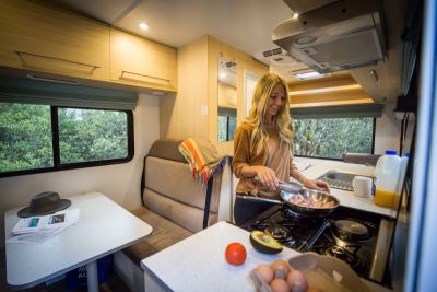 Lecker kochen im Britz Explorer Camper Australien