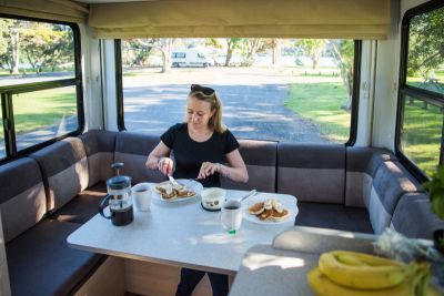 Fruehstueck geniessen im Discovery Camper von Britz Neuseeland