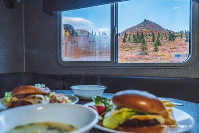 Ausblick mit Burger im TCA-Wohnmobils von Canadream Canada 