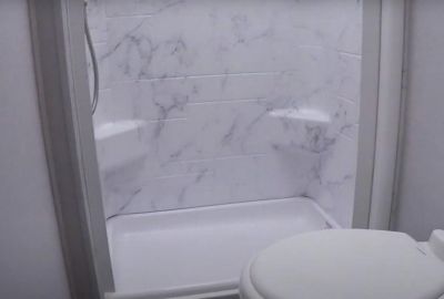 Dusche und WC im MHC Compact von CanaDream in Kanada