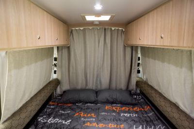 Aufgebautes Bett mit geschlossenen Vorhängen, 2 Bett Camper ST von Cheapa Campa Australien
