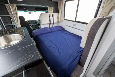 Das Bett in der Miette des Cheapa 6-Bett Wohnmobils in Neuseeland