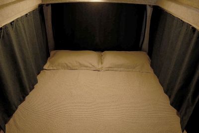 Bett im 2-Bett-Kompaktcamper Hitop von Cruisin Australien