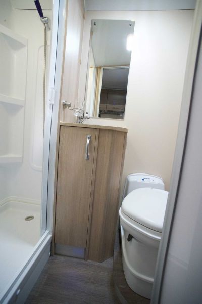 Dusche/WC im Motorhome Deluxe mit Alkoven von Cruisin Australien
