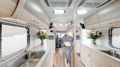 Küche im Motorhome Deluxe mit Alkoven von Cruisin Australien
