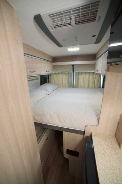 Bett im Kompaktcamper Sandpiper von Cruisin Motorhomes Australien