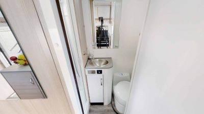 Praktisches Badezimmer im 4-Bett Deluxe von Cruisin Australien