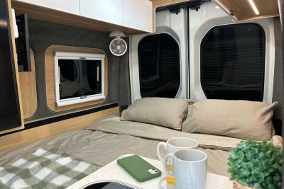 Gemütliches Bett im Hitop Camper von Cruisin Motorhomes in Australien