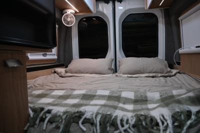 Bett für 2 im Hitop Camper von Cruisin Motorhomes in Australien