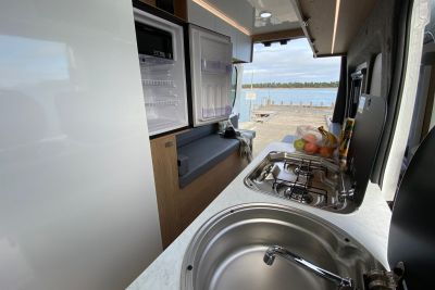 Die Küche im Hitop Camper von Cruisin Motorhomes in Australien