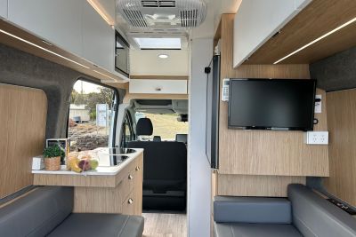 Der LCD im Hitop Camper von Cruisin Motorhomes in Australien