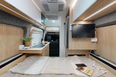 Gemütliches Doppelbett im Rover Camper von Cruisin Motorhomes in Australien