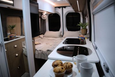 Blick auf das Bett im Rover Camper von Cruisin Motorhomes in Australien