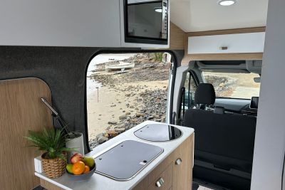 Die Küchenzeile im Rover Camper von Cruisin Motorhomes in Australien