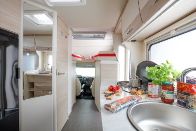 Der geräumige Innenraum mit praktischer Küche des F2 Family Cruiser von DRM Deutschland