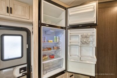 El Monte FS31 USA Der Kühlschrank bietet Platz für Ihre Lebensmittel und Getränke