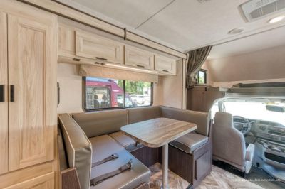 Funktionaler Sitzbereich im Wohnmobil von El Monte USA Medium C25