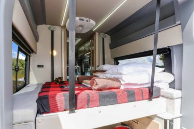 Bequemes Doppelbett im Four Seasons Canada Van Conversion