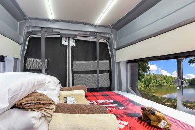 Der Four Seasons Canada Van Conversion bietet sogar vom Bett eine Aussicht