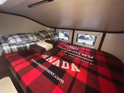 Das comfortable Bett des Truck Camper Scout von Fraserway Kanada