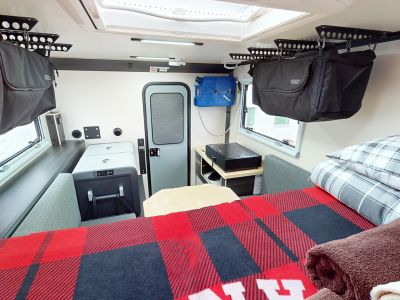 Blick zum Heck im Innebereich des Truck Camper Scout von Fraserway Kanada