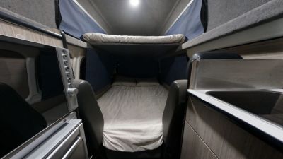 Blick auf beide Betten im 4-Bett Hi Top Camper von GoCheap Australien
