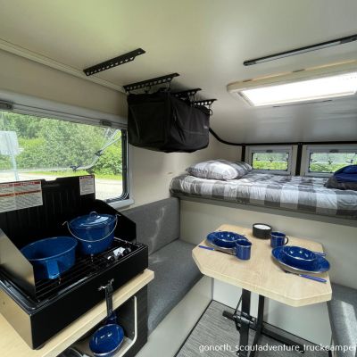 Der gemütliche Essplatz mit Kochstelle im Adventure Truck Camper von GoNorth USA