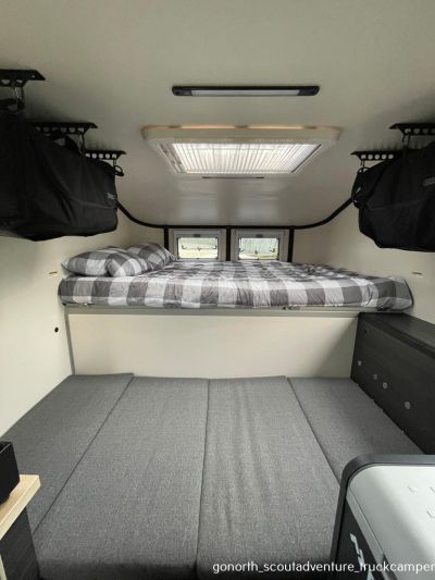 Innenansicht Richtung Front mit beiden Betten des Adventure Truck Camper von GoNorth USA