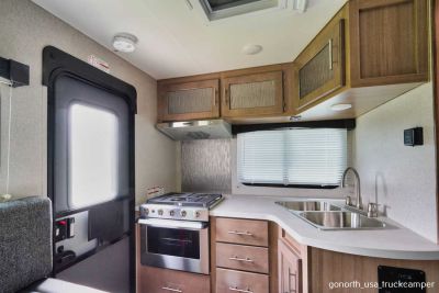 Die praktische Küche des Truck Camper von GoNorth USA