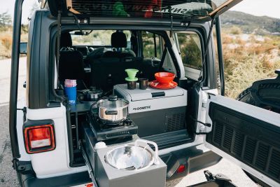 Heckküche des bestCAMPER Jeep Campers 4x4 von Escape USA
