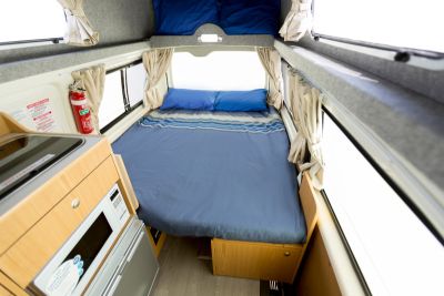 Innenbereich als Schlafplatz im Camper Hitop von Hippie Camper Australien