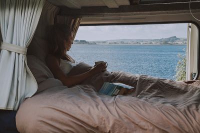 Saison 24/25: Ausblick genießen aus dem gemütlichen Bett des Endeavour von Hippie Neuseeland