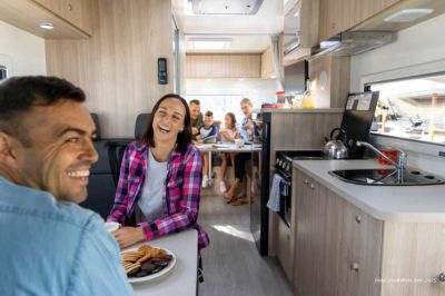 Familienzeit geniessen im Camper River Elite von Maui Australien