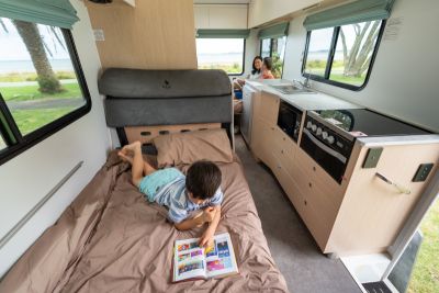 Praktisches unteres Bett in den Maui River Elite Camper in Neuseeland
