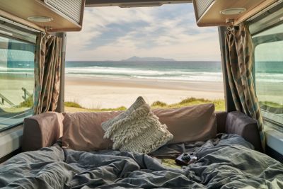 Aussicht vom Bett in dem Maui Ultima Camper in Neuseeland