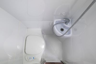 Dusche und WC in dem Maui Ultima Elite in Neuseeland
